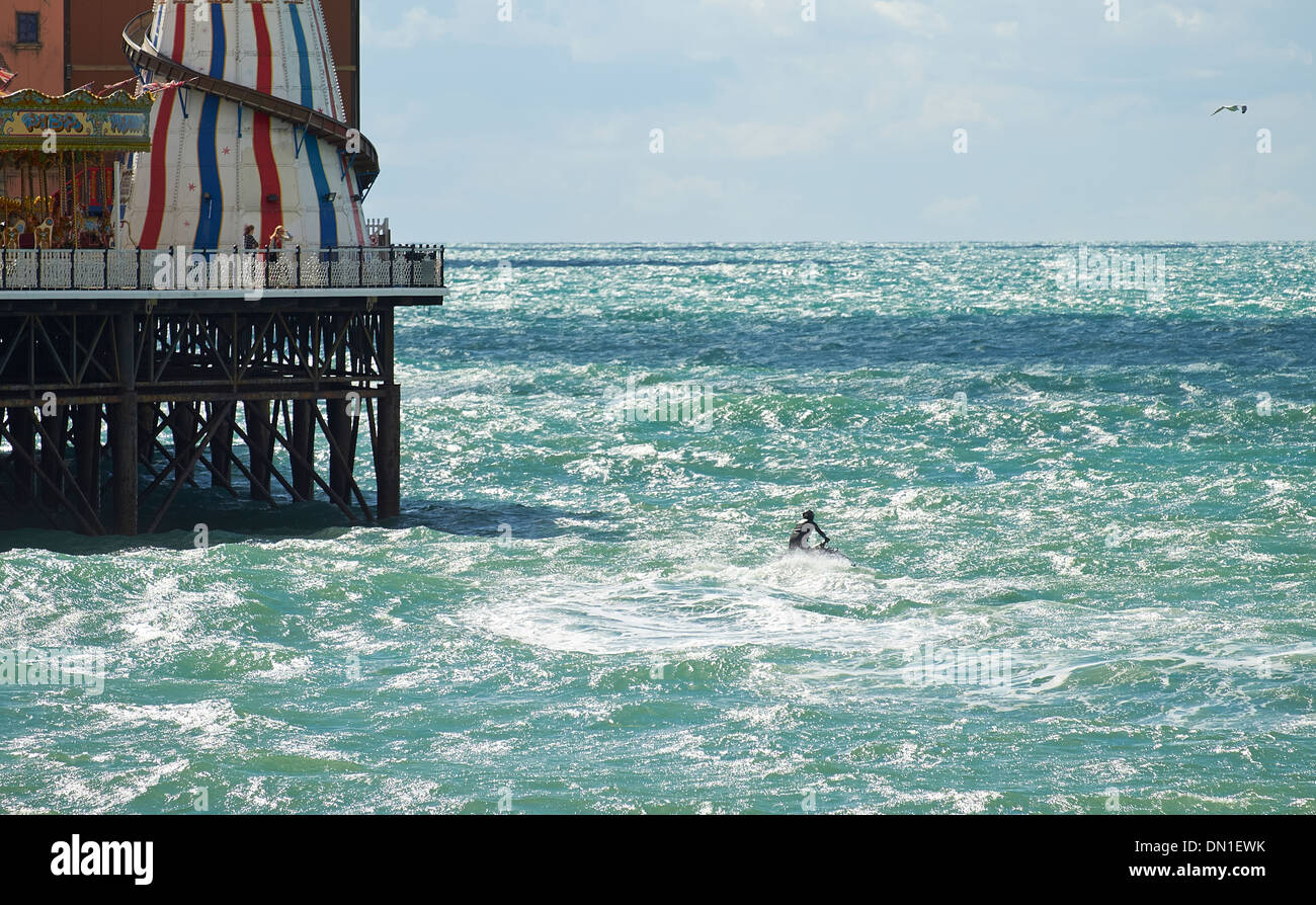 Un jet skieur près de Brighton Pier, Fairground attraction Sussex, Angleterre, Royaume-Uni. Banque D'Images