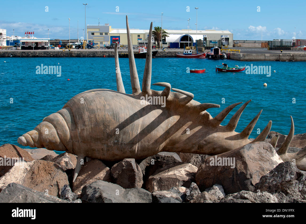 Sculpture de Shell et front de mer, Puerto del Rosario, Fuerteventura, Îles Canaries, Espagne. Banque D'Images