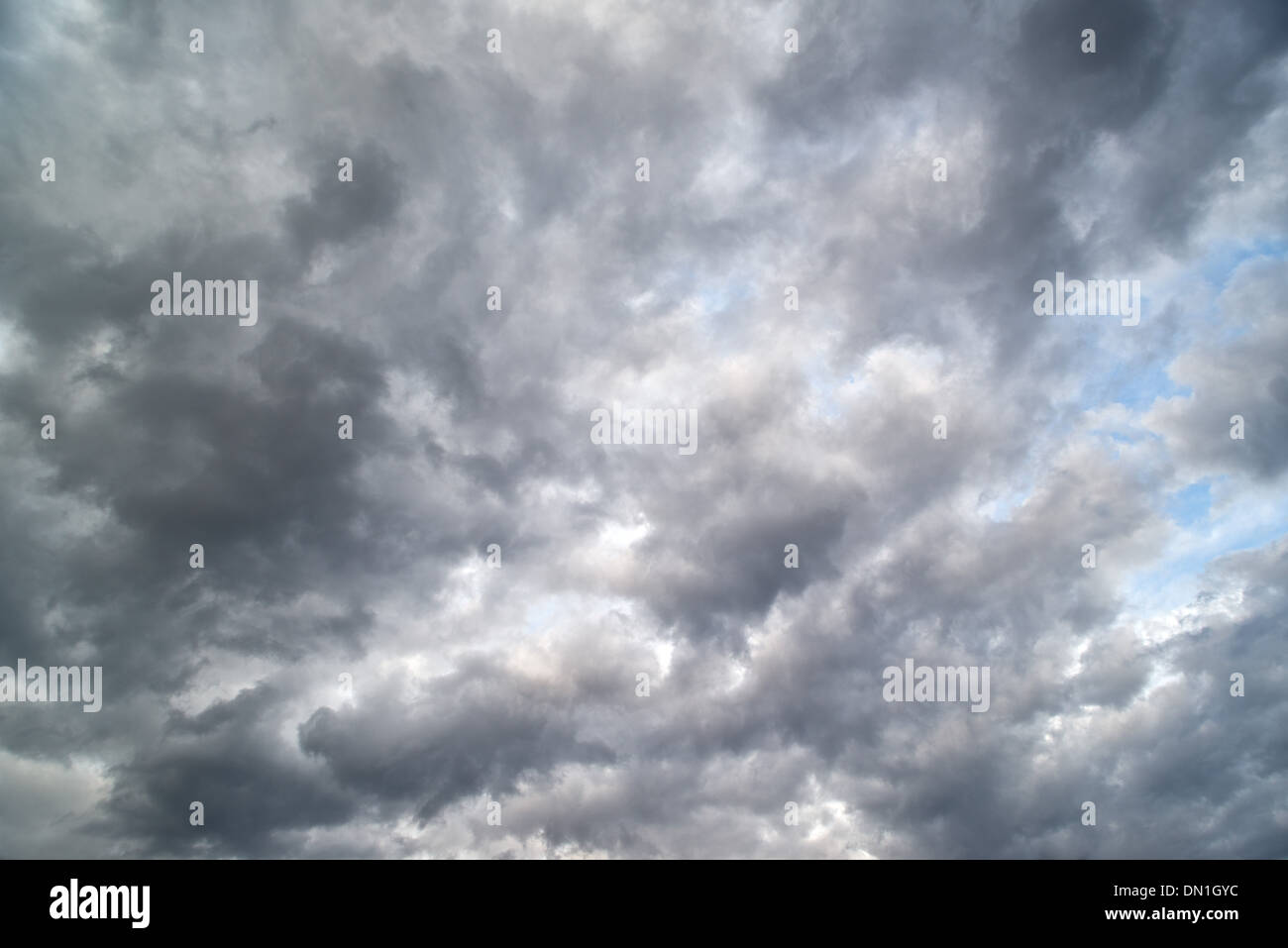 Des nuages de tempête de pluie froide d'hiver portant le Banque D'Images