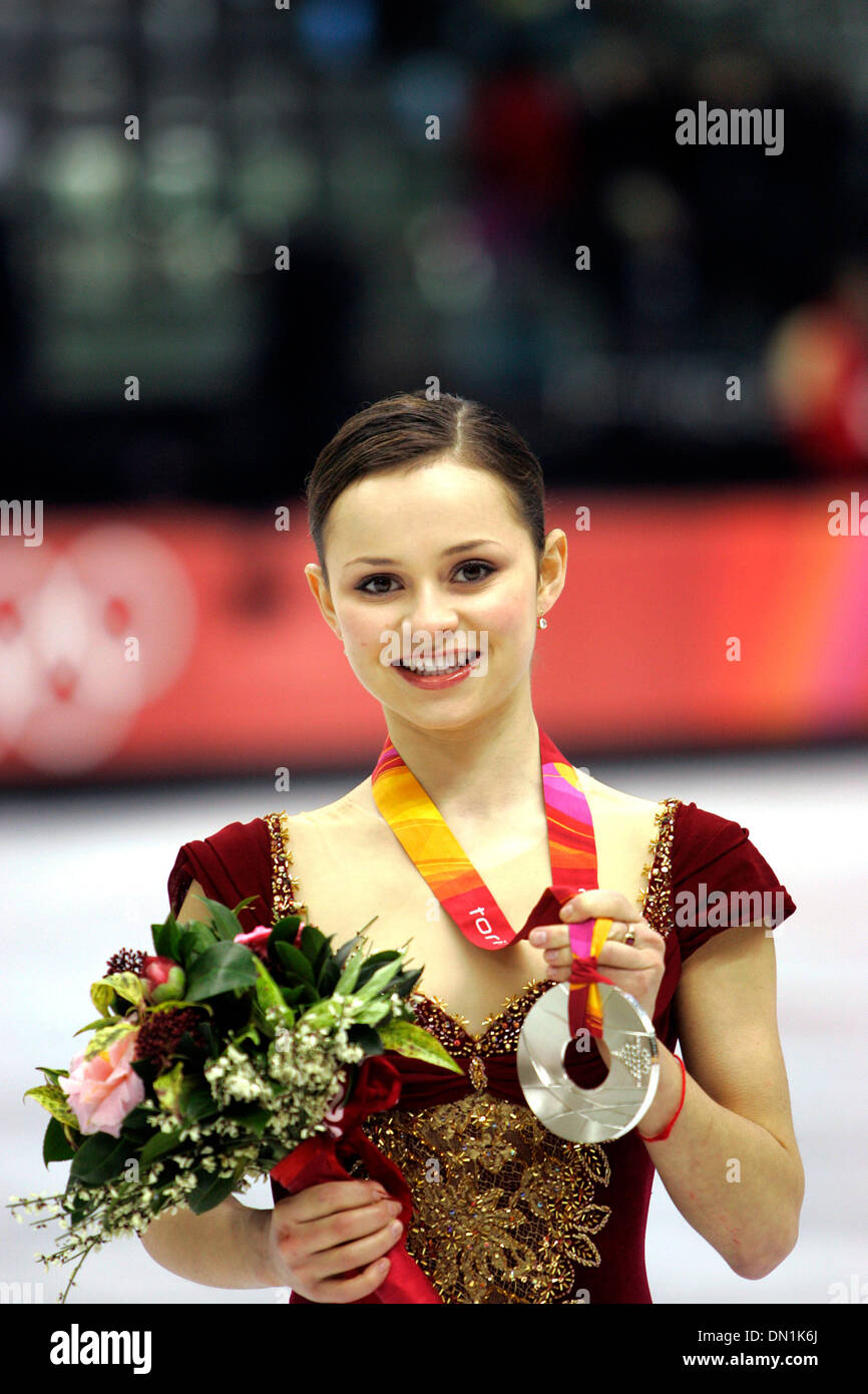 23 févr., 2006 ; Turin, Italie ; Sasha Cohen avec sa médaille d'argent. De Shizuka Arakawa Japon a remporté la médaille d'or, Sasha Cohen des États-Unis a gagné l'argent, et Irina Slutskaya de Russie a remporté le bronze en patinage artistique programme freestyle à Turin, Italie aux Jeux Olympiques d'hiver de 2006. Crédit obligatoire : Photo par K.C. Alfred/SDU-T/ZUMA Press. (©) Copyright 2006 by SDU-T Banque D'Images