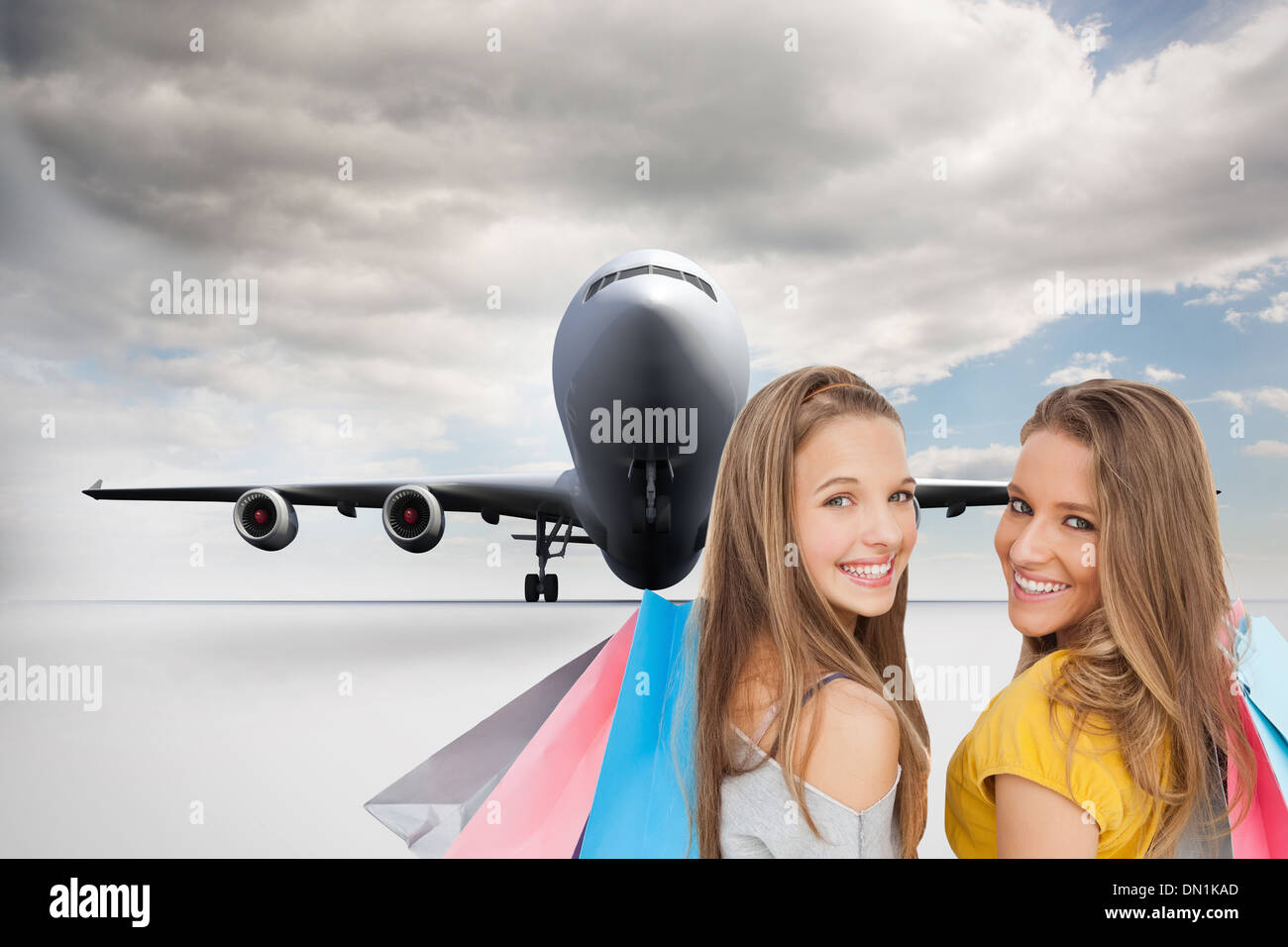 Image composite de deux jeunes femmes with shopping bags Banque D'Images