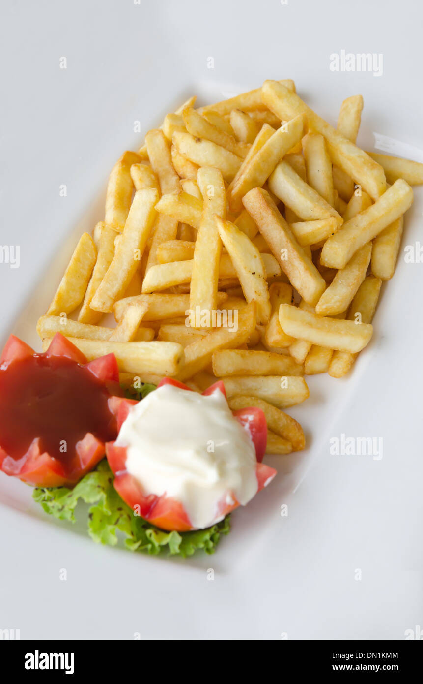 Un tas de frites appétissant on white plate Banque D'Images