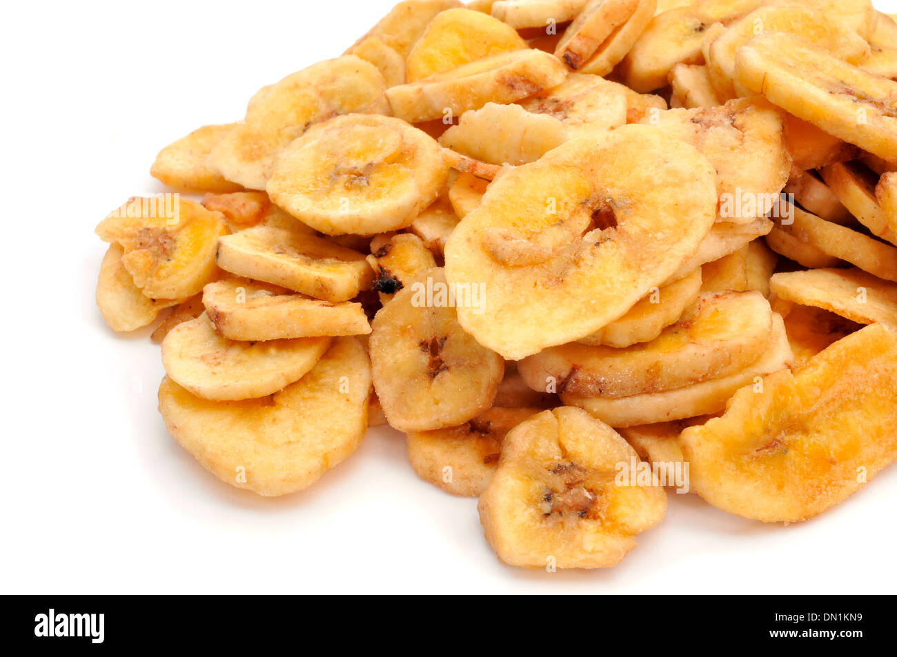 Un tas de chips de banane sur un fond blanc Banque D'Images