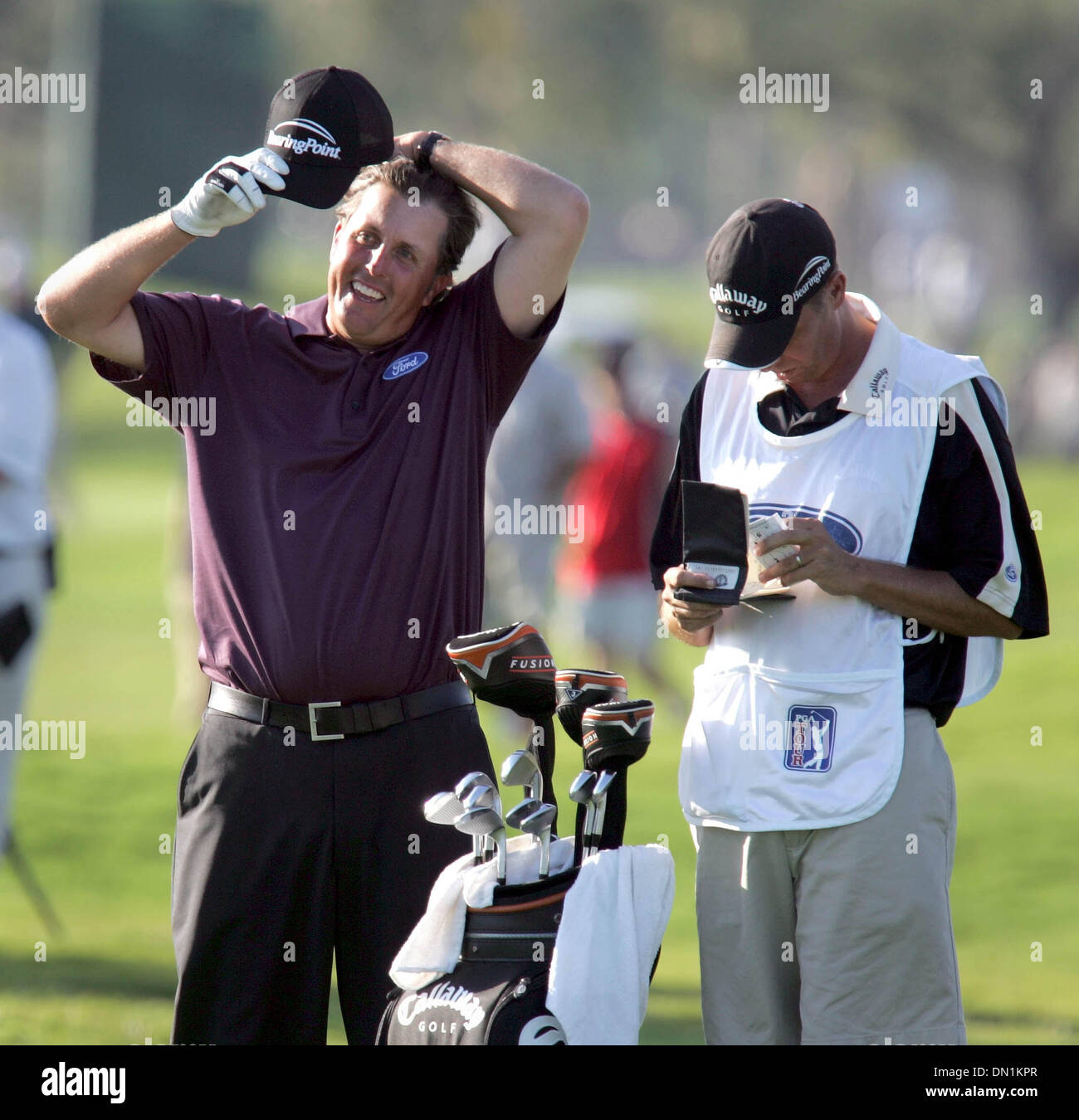 Mar 02, 2006 ; Miami, FL, USA ; premier tour..Phil Mickleson et sa caddie Jim MacKay attendre son deuxième coup sur le 8e trou. Mickelson est à égalité au deuxième rang derrière un seul passage à Tiger Woods la Ford Championship à Doral. Crédit obligatoire : Photo par Allen Eyestone/Palm Beach Post /ZUMA Press. (©) Copyright 2006 par Palm Beach Post Banque D'Images