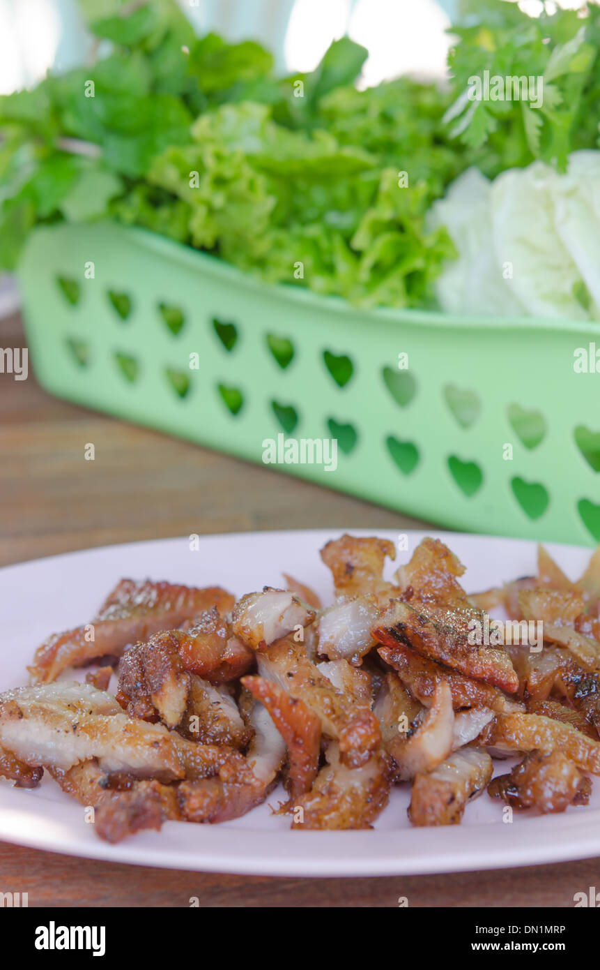 Couper le porc grillé servi avec légumes frais sur le plat blanc Banque D'Images