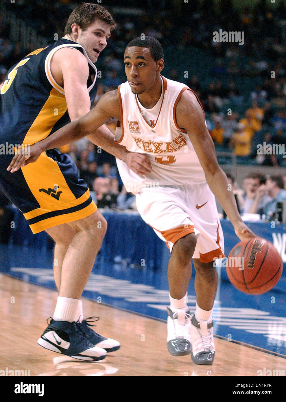 Mar 23, 2006 ; Atlanta, GA, USA ; Collège Basket-ball : Texas's A.J. Abrams  cherche les prix autour de West Virginia's Johannes Herber pendant le 2006  NCAA Division 1 du Championnat masculin