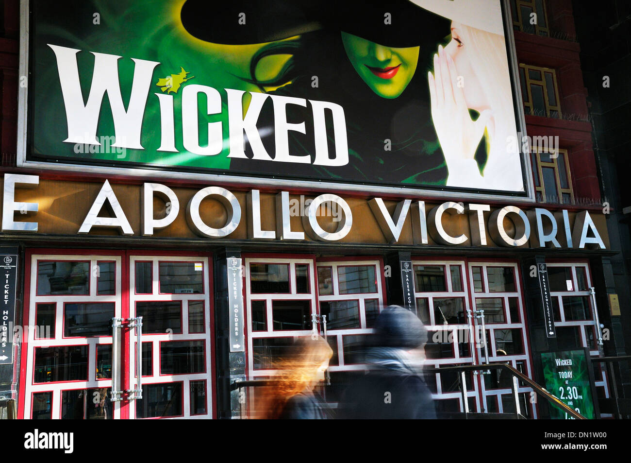 Entrée art déco à l'Apollo Victoria Theatre de Londres, où se trouve Wicked the musical, Londres, Angleterre, Royaume-Uni. Théâtres et comédies musicales du West End Banque D'Images Entrée art déco à l'Apollo Victoria Theatre de Londres, où se trouve Wicked the musical, Londres, Angleterre, Royaume-Uni. Théâtres et comédies musicales du West End Banque D'Images