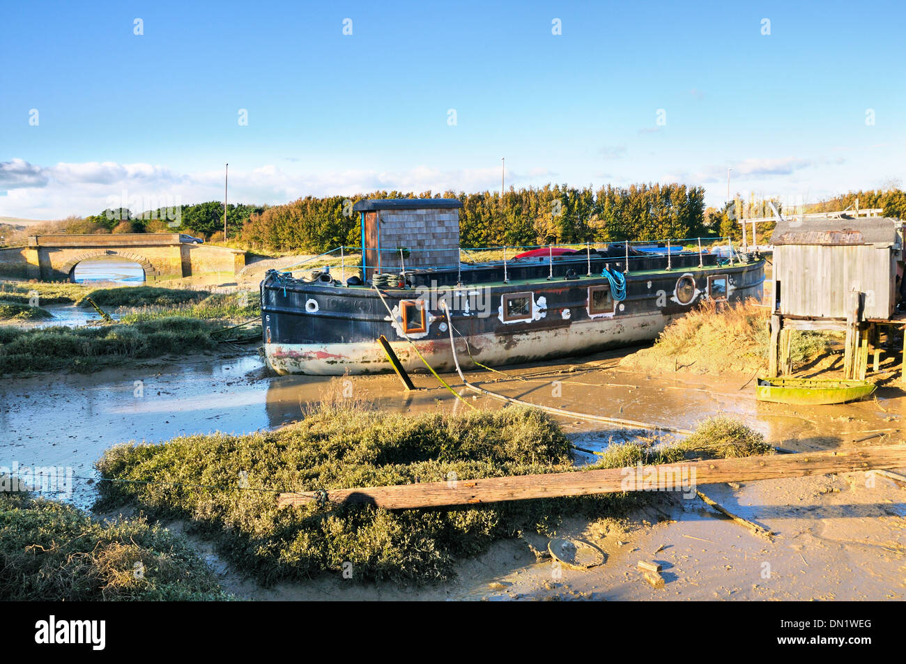 Péniche sur les bords de la rivière Adur, Shoreham-by-Sea, West Sussex, England, UK Banque D'Images