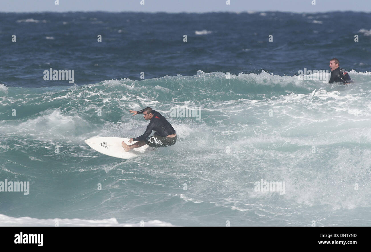 Apr 09, 2006 ; Newcastle Beach, Australie ; dans l'Expression Session Luke Egan rendre hommage aujourd'hui, Australian Rugby League legend Andrew Johns alignés aux côtés de quatre fois champion du monde Mark Richards, Egan, Matt Hoy et Simon droit dans les vagues de 8 à 10 pieds de solides. Après un 54 à 6 points de rendement au cours de la dernière Dragons et la notation de 22 points de sa propre face à des blessures, Johns co Banque D'Images