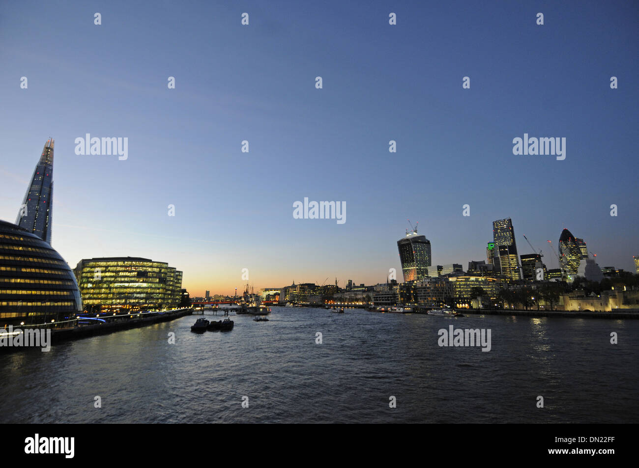 Vue depuis le Tower Bridge le long de la Tamise avec l'Hôtel de Ville et le fragment sur la gauche et la ville de Londres à droite Banque D'Images