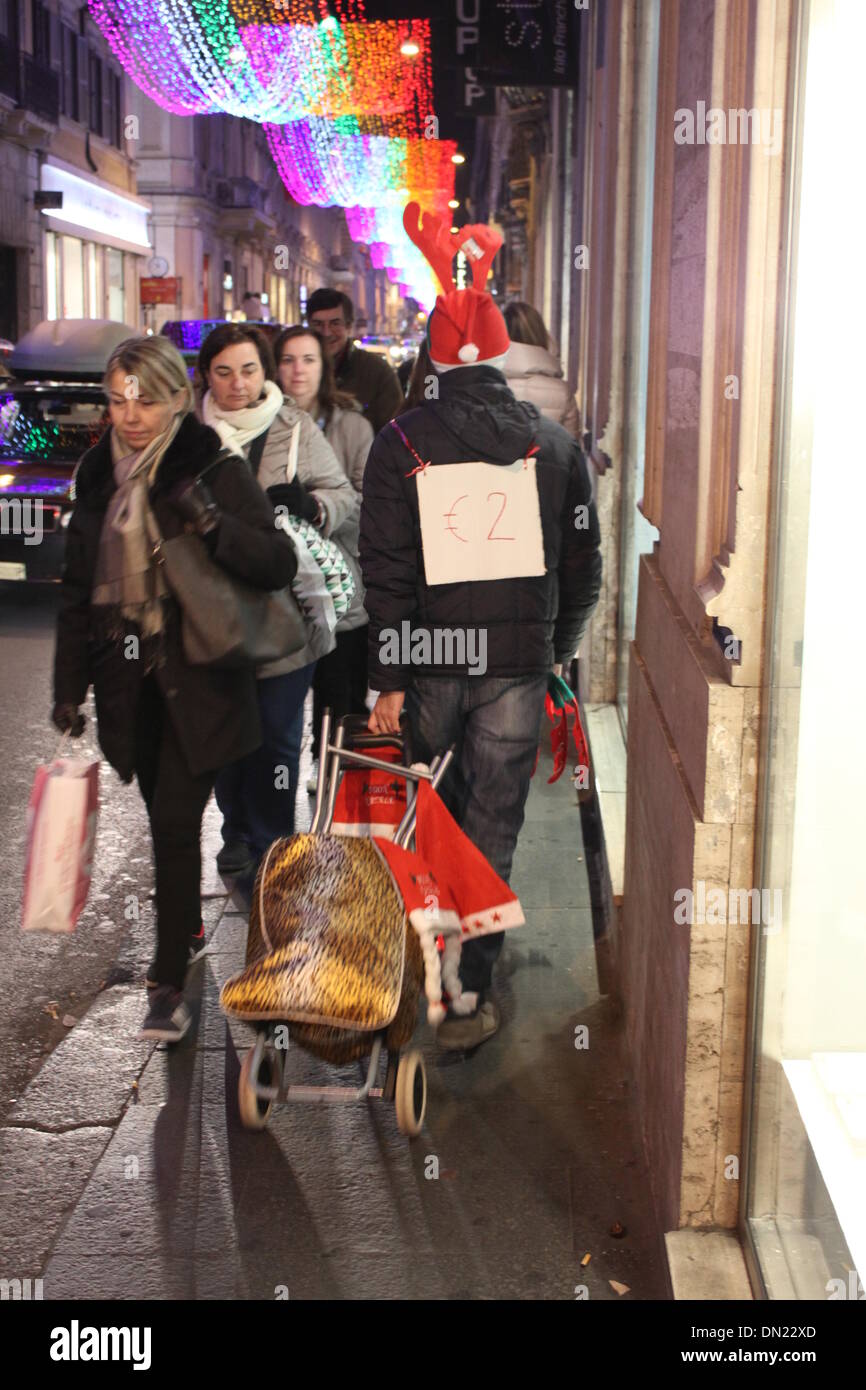 Rome, Italie 16 décembre 2013 lumières de Noël sur le thème de la paix de la rue commerçante Via del Corso, Rome, Italie Banque D'Images