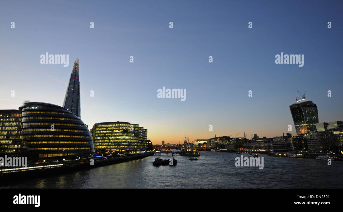 Vue depuis le Tower Bridge le long de la Tamise avec l'Hôtel de Ville et le fragment sur la gauche et la ville de Londres à droite Banque D'Images