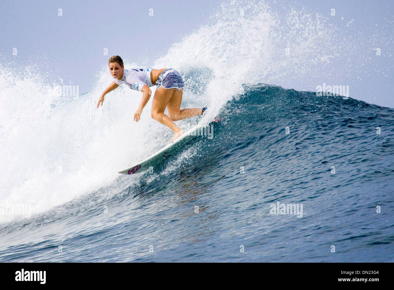 Mai 08, 2006 ; Teahupoo, Tahiti, REBECCA WOODS (Copacabana, Central Coast, Australie) participe à l'Association des professionnels de surf (ASP) Women's World Tour, Billabong Pro Tahiti, Tahiti, Teahupoo en durant la semaine du 4 au 16 mai 2006. Sur la photo le 8 mai 2006. Crédit obligatoire : photo par Pierre Tostee/ZUMA Press. (©) Copyright 2006 par Pierre Tostee Banque D'Images