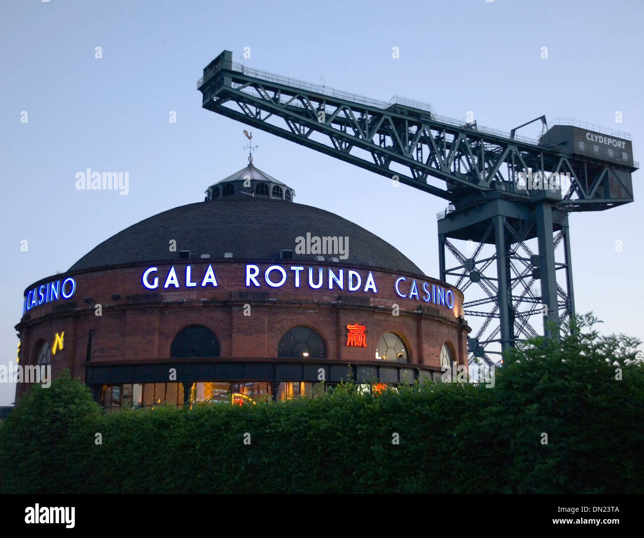 Clydeport crane et Nord Pacifique casino rotonde quay Glasgow Banque D'Images