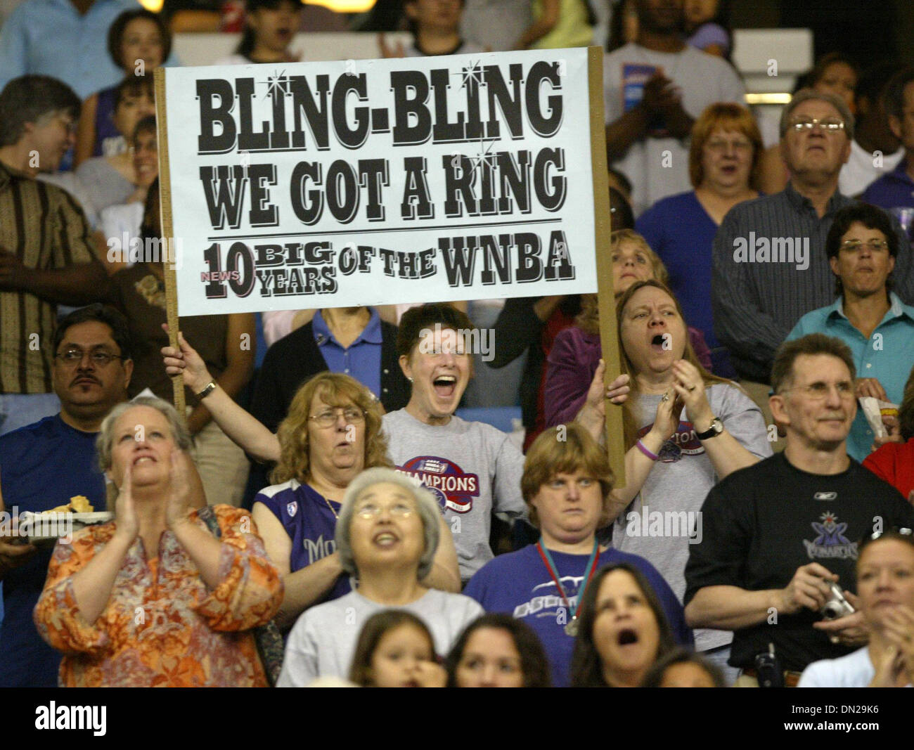 20 mai 2006, Sacramento, CA, USA ; EN LIGNE Sacramento Monarch Shakespear Linda ventilateur tient son inscription dans la célébration de l'anneau de championnat avant le début de la partie, à l'Arco Arena. Les Sacramento Monarchs battre Phoenix Mercury 105-78. Crédit obligatoire : Photo par Bryan Patrick/Sacramento Bee/ZUMA Press. (©) Copyright 2006 par Sacramento Bee Banque D'Images