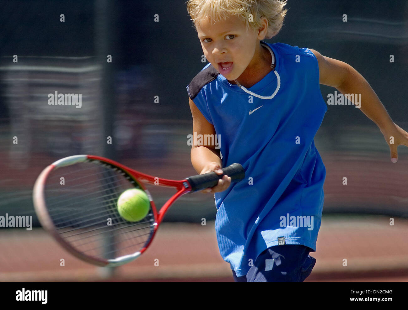 Jul 11, 2006 ; Los Angeles, CA, USA ; JAN SILVA de Rancho Cordova hits une forhand durant une pratique du Gold River Racquet Club à Gold River, le mardi 11 juillet 2006. Quand top pros et experts watch Jan Silva jouer au tennis, ils sont épatés, tant et si bien que Jan a attiré l'attention internationale. Lui et sa famille s'installer en France bientôt pour Jan peuvent jouer dans un prestigieux t Banque D'Images