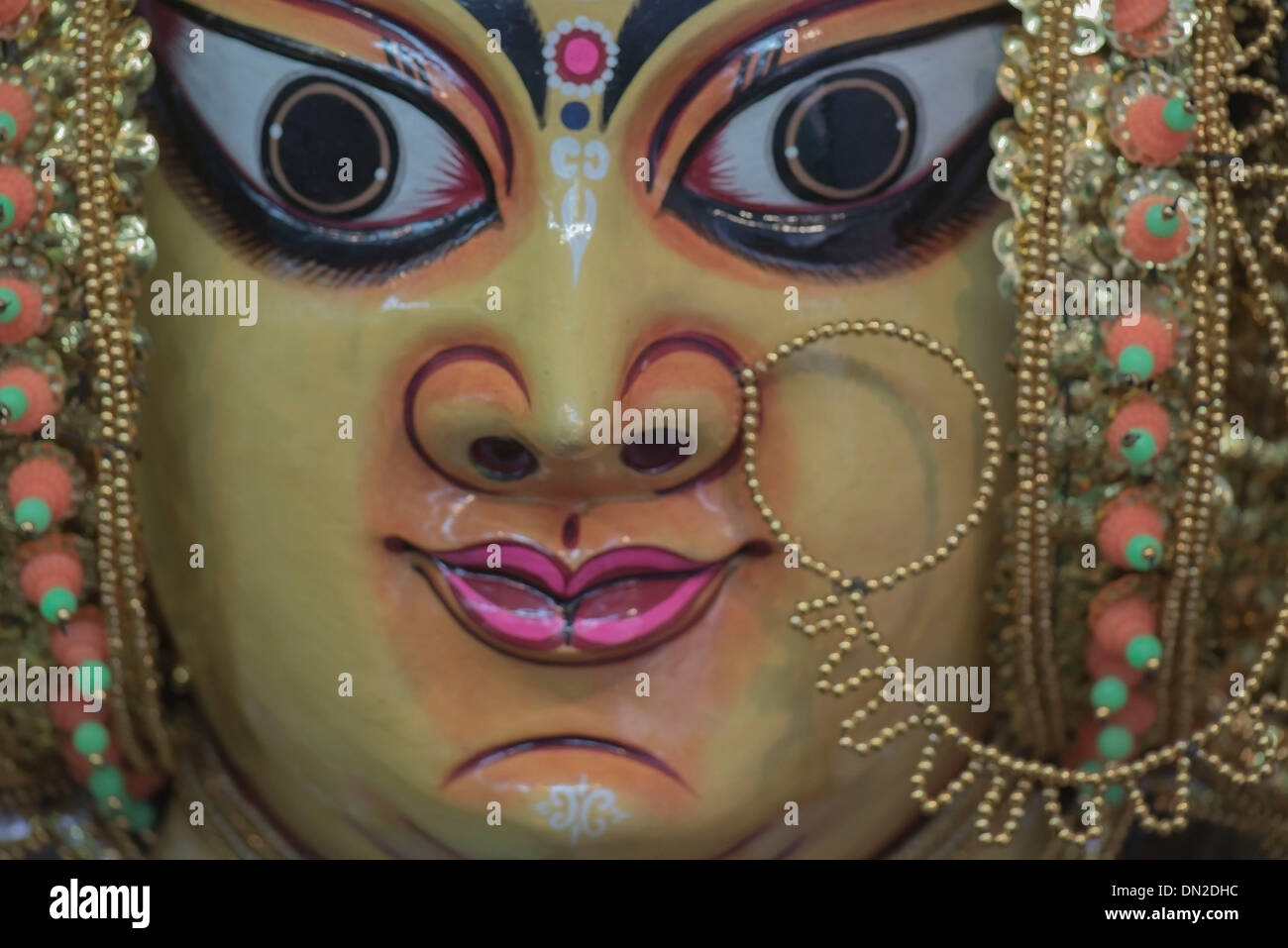 Masque papier fait main de Dieu Kartikeya . Banque D'Images