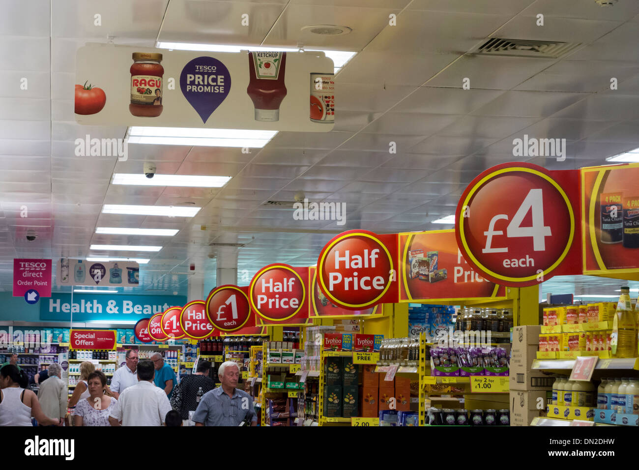 Supermarché Tesco offre spéciale signes, UK Banque D'Images