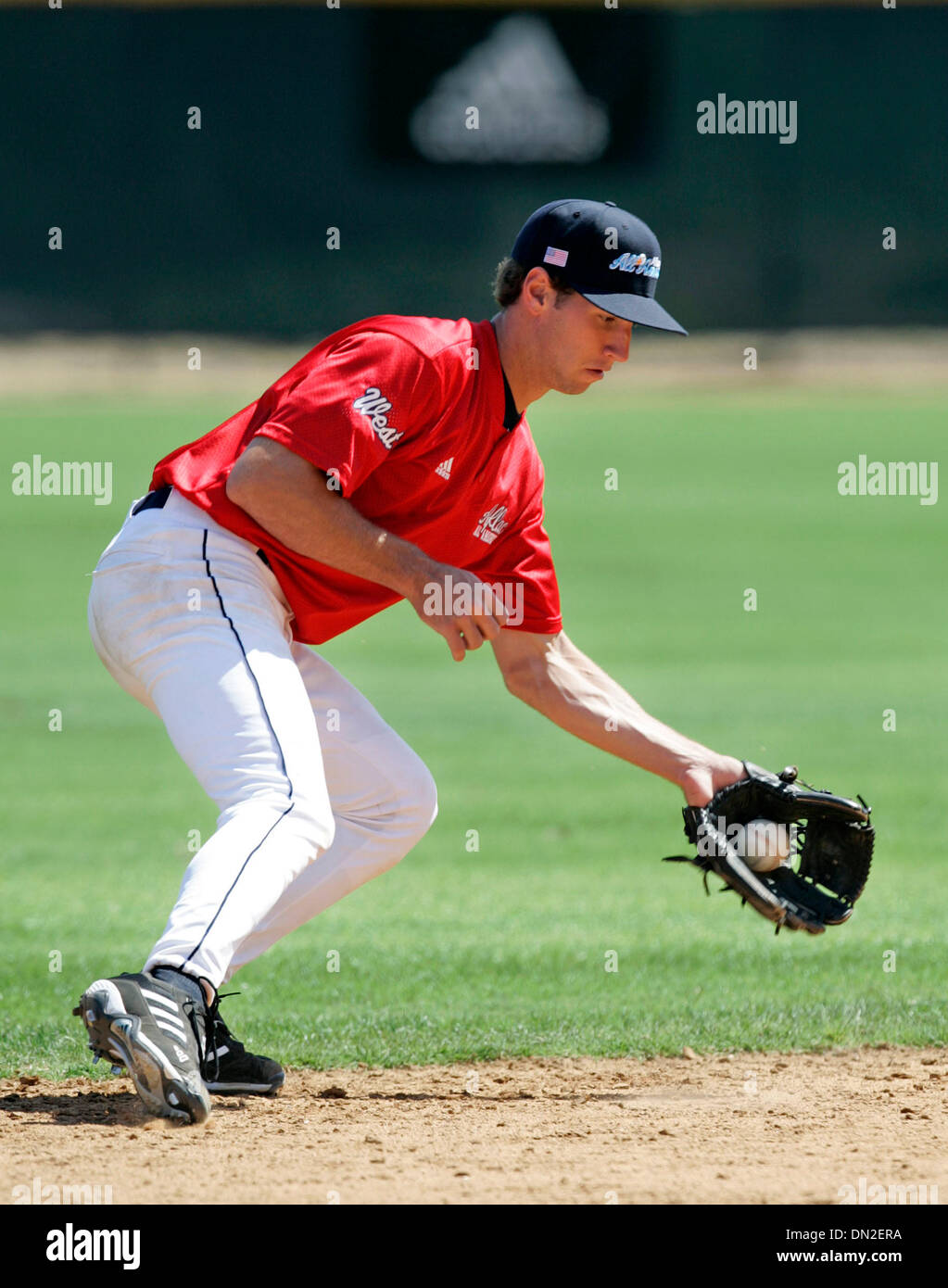 Aug 09, 2006 ; San Diego, CA, USA ; NICK NOONAN, (# 20 - SS), l'âge de 17 ans de Francis Parker High School à San Diego, CA, pratiques pendant les entraînements à mercredi pour l'école secondaire Aflac All-American Baseball Classic qui aura lieu le samedi 12 août 2006. Crédit obligatoire : Photo par Nadia Borowski Scott/SDU-T/ZUMA Press. (©) Copyright 2006 by SDU-T Banque D'Images