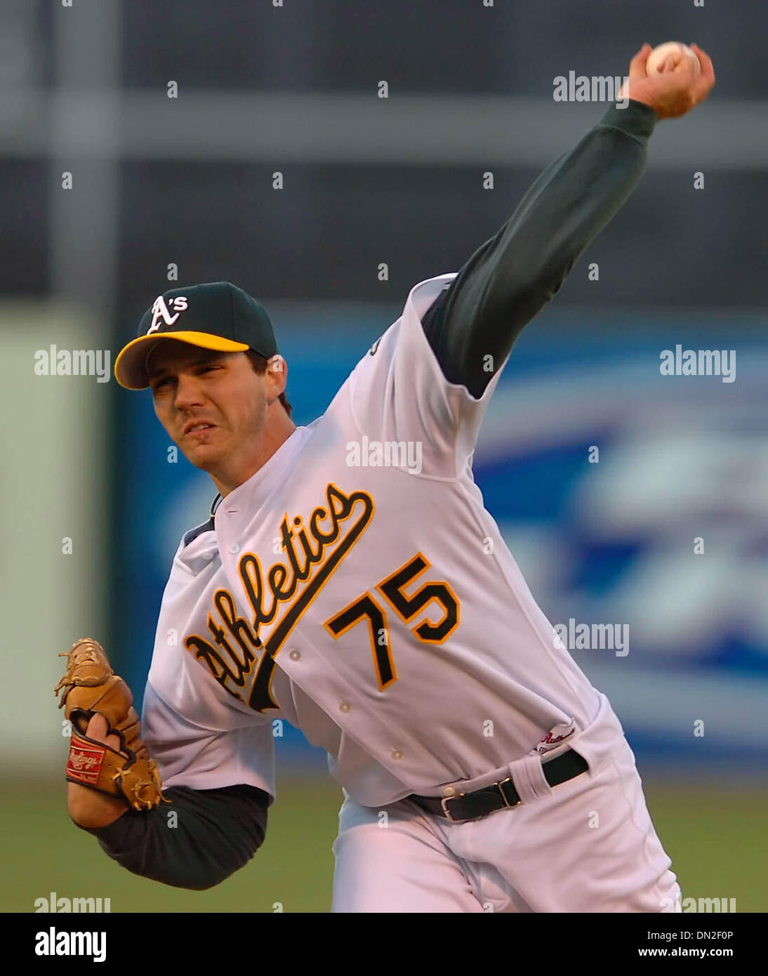 Aug 14, 2006 ; Oakland, CA, USA ; Oakland Athletics pitcher Barry Zito, # 75 emplacements, contre les Marines de Seattle dans la 1ère manche de leur jeu le lundi 14 août 2006 chez McAfee Coliseum. Crédit obligatoire : Photo par Jose Carlos Fajardo/Contra Costa Times/ZUMA Press. (©) Copyright 2006 par Contra Costa Times Banque D'Images