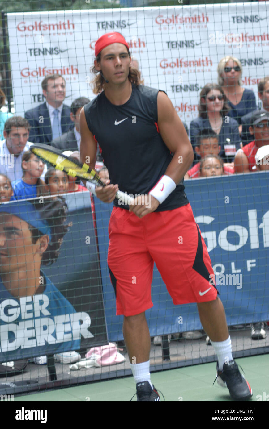 Aug 24, 2006 ; New York, NY, USA ; RAFAEL NADAL jouent au tennis sur 54th street au NYC Street Slam dans la ville de New York. Crédit obligatoire : Photo par Jeffrey Geller/ZUMA Press. (©) Copyright 2006 by Jeffrey Geller Banque D'Images