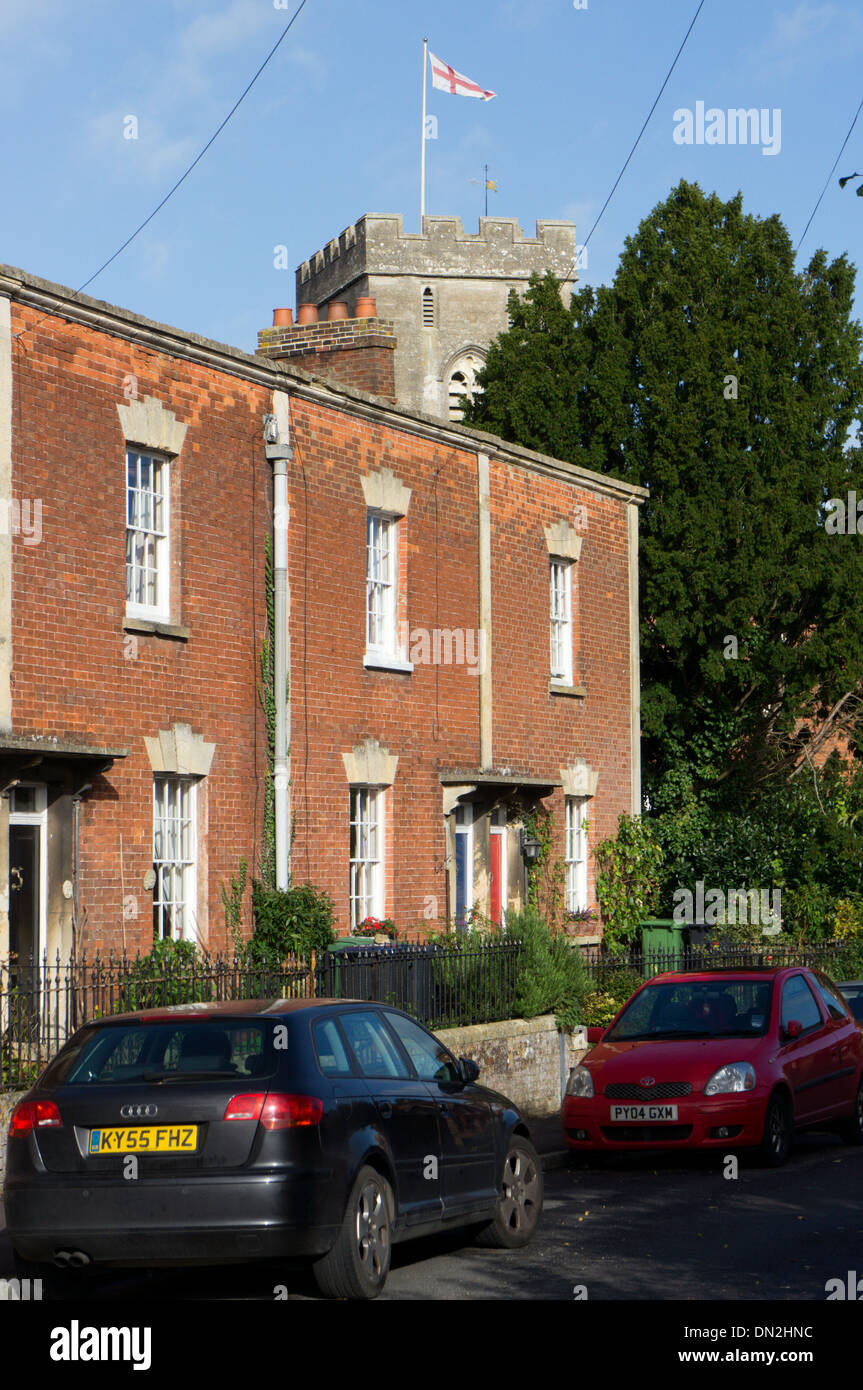 Une terrasse de maisons en briques dans la rue de l'Église, Westbury. La tour de l'église All Saints peut être vu dans l'arrière-plan. Banque D'Images