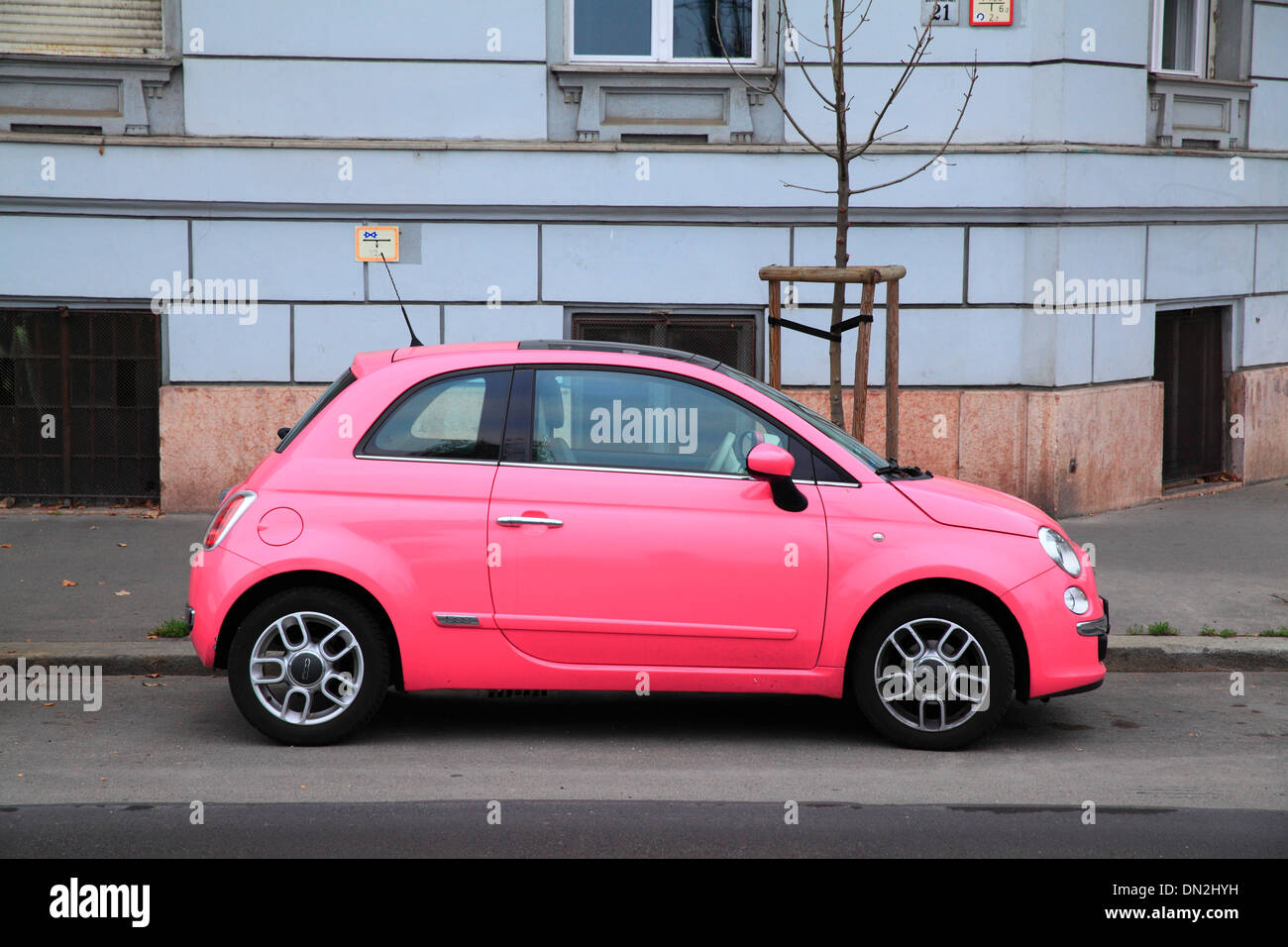 Une Fiat 500 Rose stationné à l'extérieur des appartements à Budapest Hongrie Banque D'Images