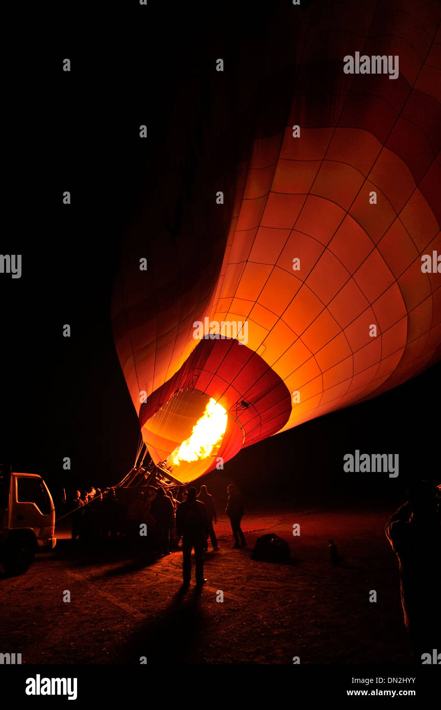 Le gonflage ballon à air chaud avant l'ascension au petit matin sur rive ouest de Louxor, Égypte Banque D'Images