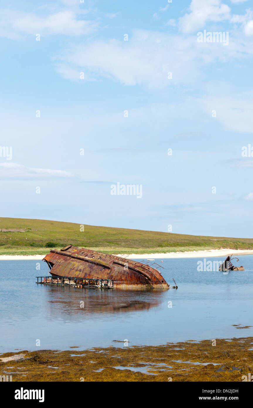 Vestiges d'un blockship dans l'est de son côté de Weddell Barrière Churchill 3 entre Glimps Holm et Burray, Orkney. Banque D'Images