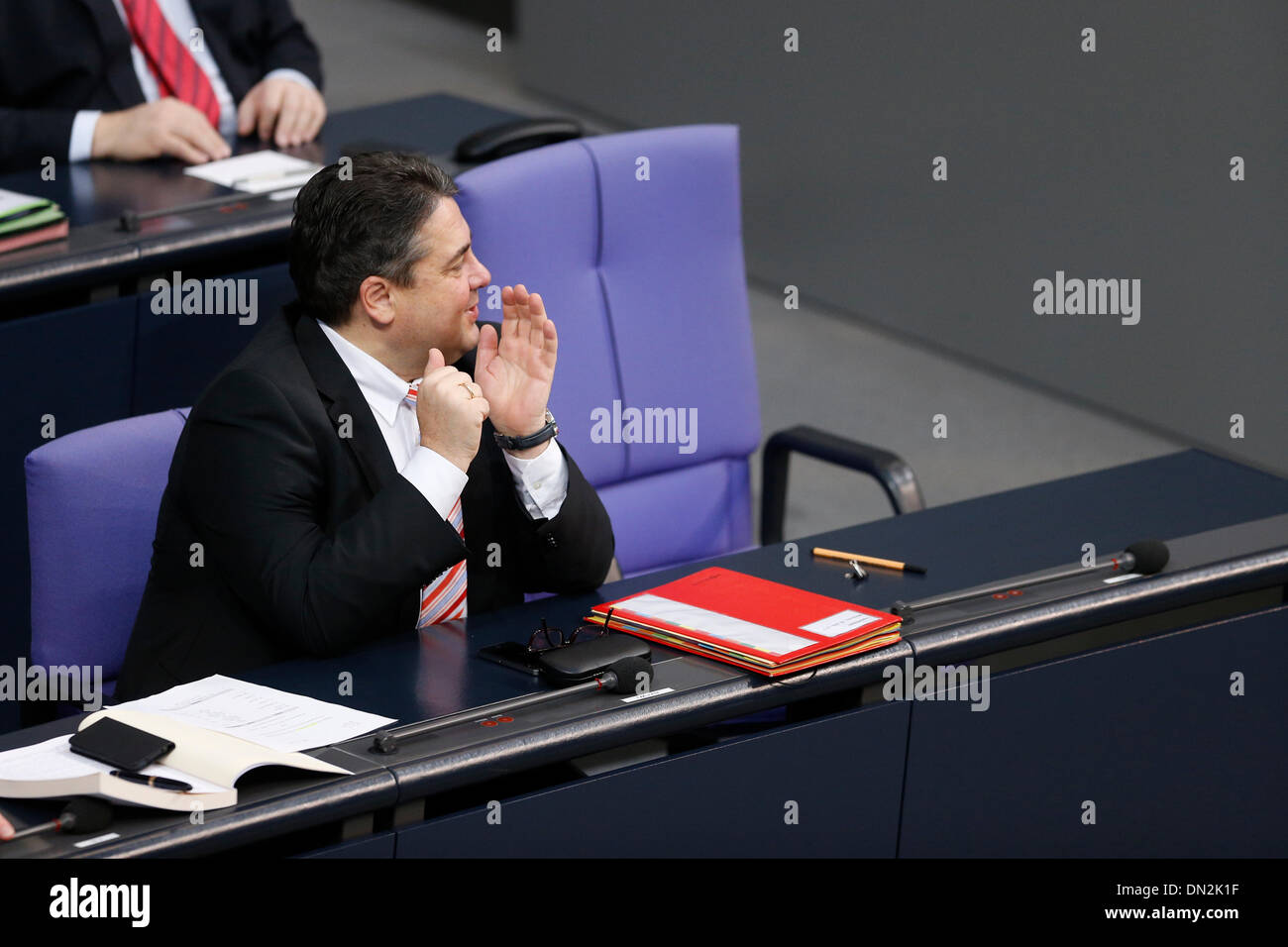 Berlin, Allemagne. Décembre 18, 2013. Session du Parlement allemand - la Chancelière Merkel donne une déclaration gouvernementale au prochain Conseil européen. / Photo : Sigmar Gabriel (SPD), Ministre de l'économie et de l'énergie, de crédit : Reynaldo Chaib Paganelli/Alamy Live News Banque D'Images