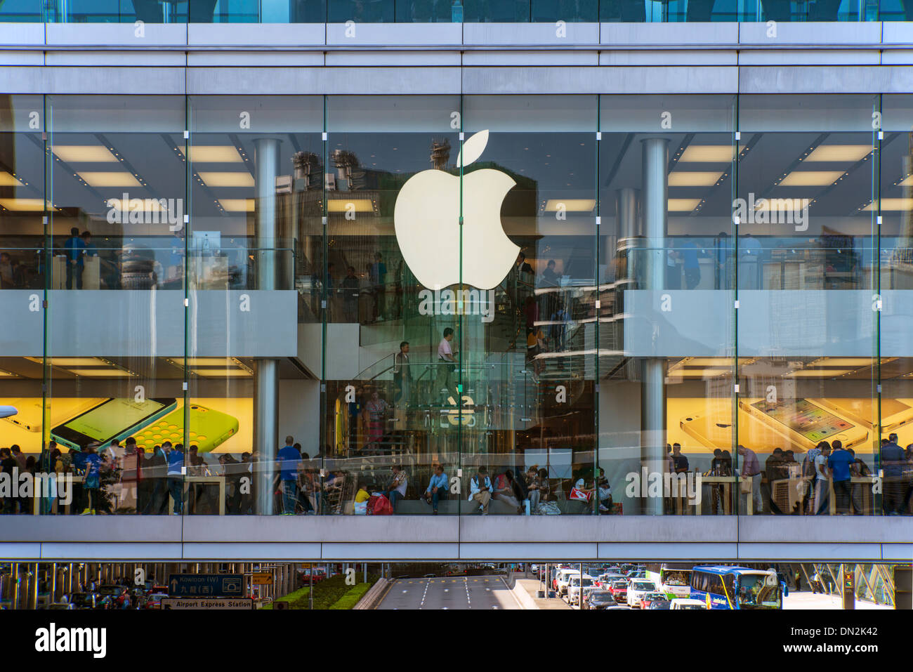 SAN ANTONIO, TEXAS - APRIL 12, 2018 - Entrance of Apple store located at La  Cantera Mall with people shopping Stock Photo - Alamy