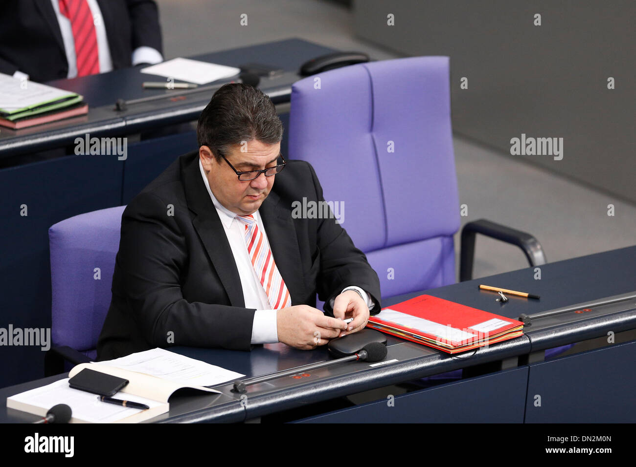 Berlin, Allemagne. Décembre 18, 2013. Session du Parlement allemand - la Chancelière Merkel donne une déclaration gouvernementale au prochain Conseil européen. / Photo : Sigmar Gabriel (SPD), Ministre de l'économie et de l'énergie, de crédit : Reynaldo Chaib Paganelli/Alamy Live News Banque D'Images