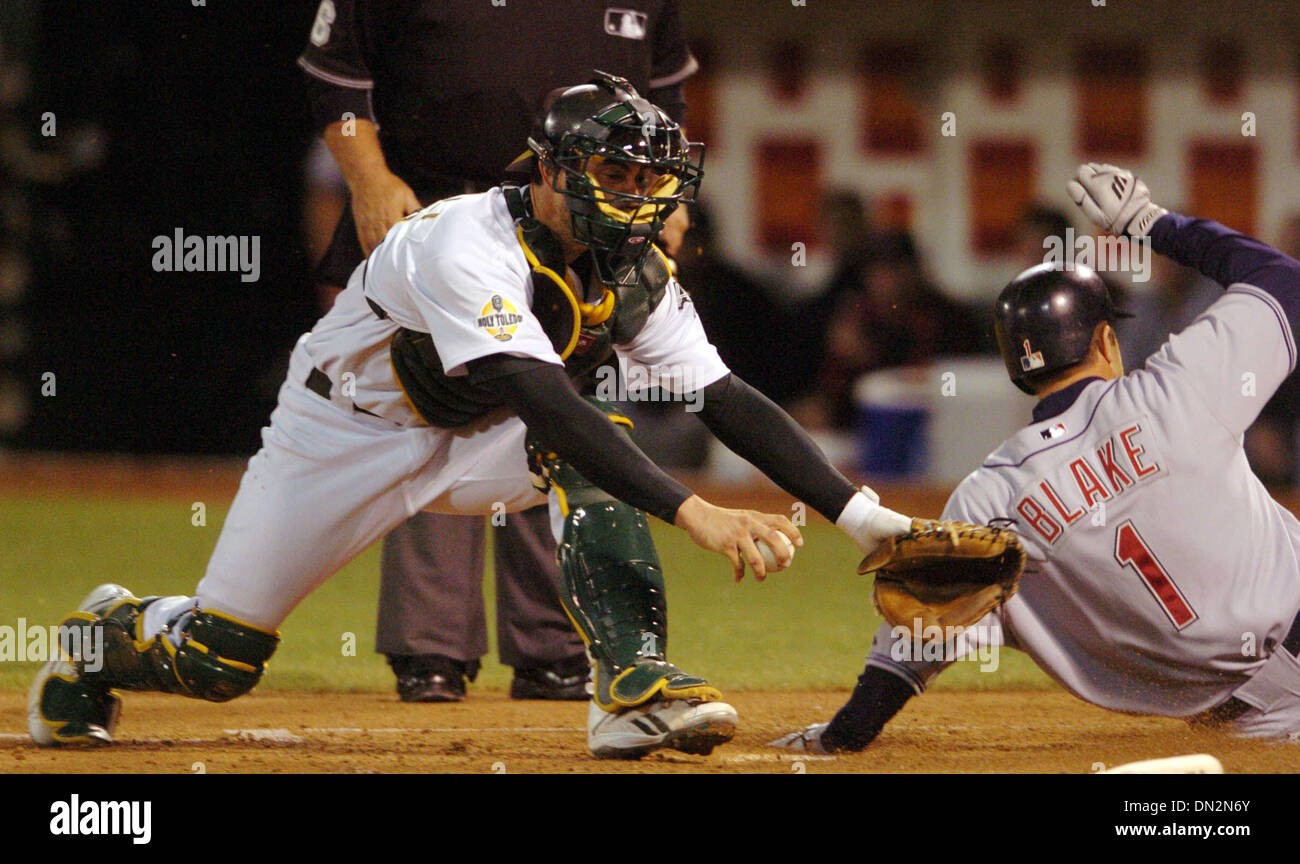 Sep 19, 2006 ; Oakland, CA, Etats-Unis ; Oakland Athletics catcher Jason Kendall tente d'appliquer la balise pour les Indians de Cleveland Casey Blake dans la 3e manche de leur match de baseball à McAfee Coliseum à Oakland en Californie, Mardi, septembre 19,2006. Casey était en sécurité à la maison comme les Indiens ont augmenté de 2-0, après la 3ème manche. Crédit obligatoire : Photo par Bob Larson/Contra Costa Times/ZUMA Press. (©) C Banque D'Images