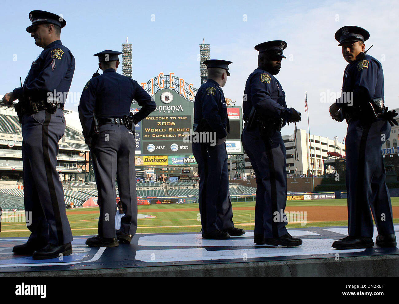 Oct 21, 2006 ; Detroit, Michigan, USA ; membres de la Michigan State Police prendre des photos de l'autre avant qu'un jeu de la Série mondiale entre les Cardinaux et les Tigres à Comerica Park. Crédit obligatoire : Photo par Huy Richard Mach/St Louis Dispatch/ZUMA Press. (©) Copyright 2006 par St Louis Dispatch Banque D'Images