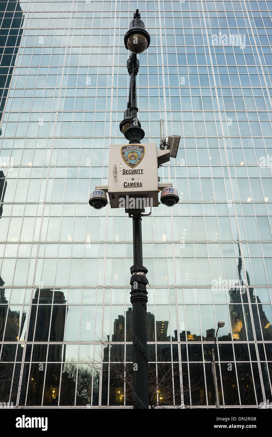 NYPD Caméra de sécurité dans la 42e Rue et 6e avenue, Bryant Park Banque D'Images