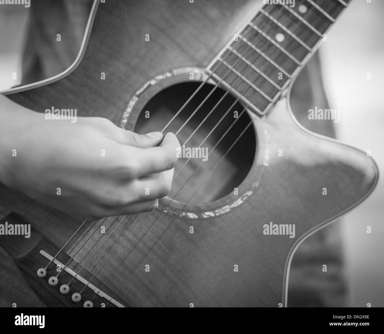 Les mains à l'instrument de musique Banque D'Images