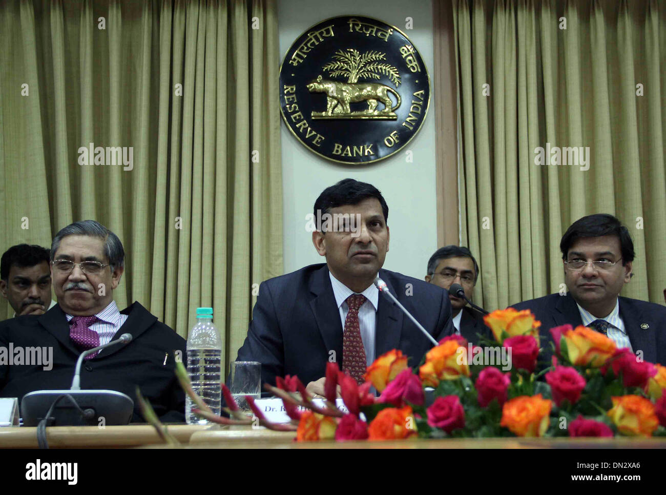 Mumbai, Inde. Dec 18, 2013. Gouverneur de la Reserve Bank of India (RBI) Raghuram Rajan (C) prend la parole lors d'une conférence au siège de la RBI à Mumbai, Inde, 18 décembre 2013. La banque centrale de l'Inde a maintenu son taux directeur inchangé. © Stringer/Xinhua/Alamy Live News Banque D'Images