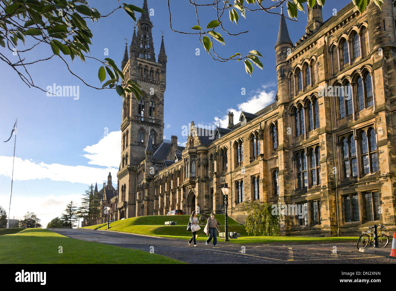 En passant devant les étudiants de l'université de Glasgow quadrilatère principal bâtiments en fin d'après-midi la lumière Banque D'Images