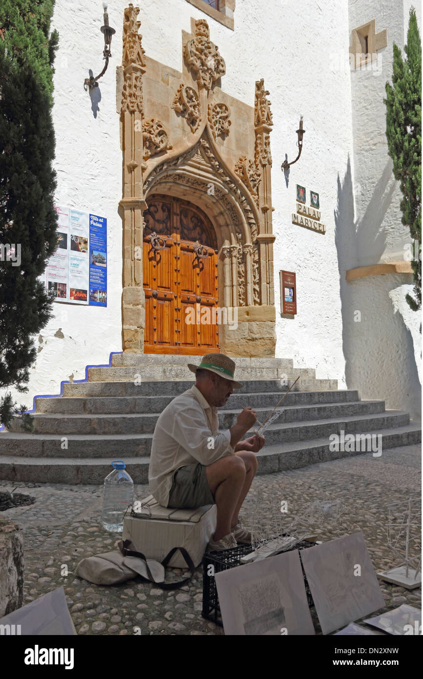 Artiste travaillant sur les étapes de l'église, Sitges Banque D'Images