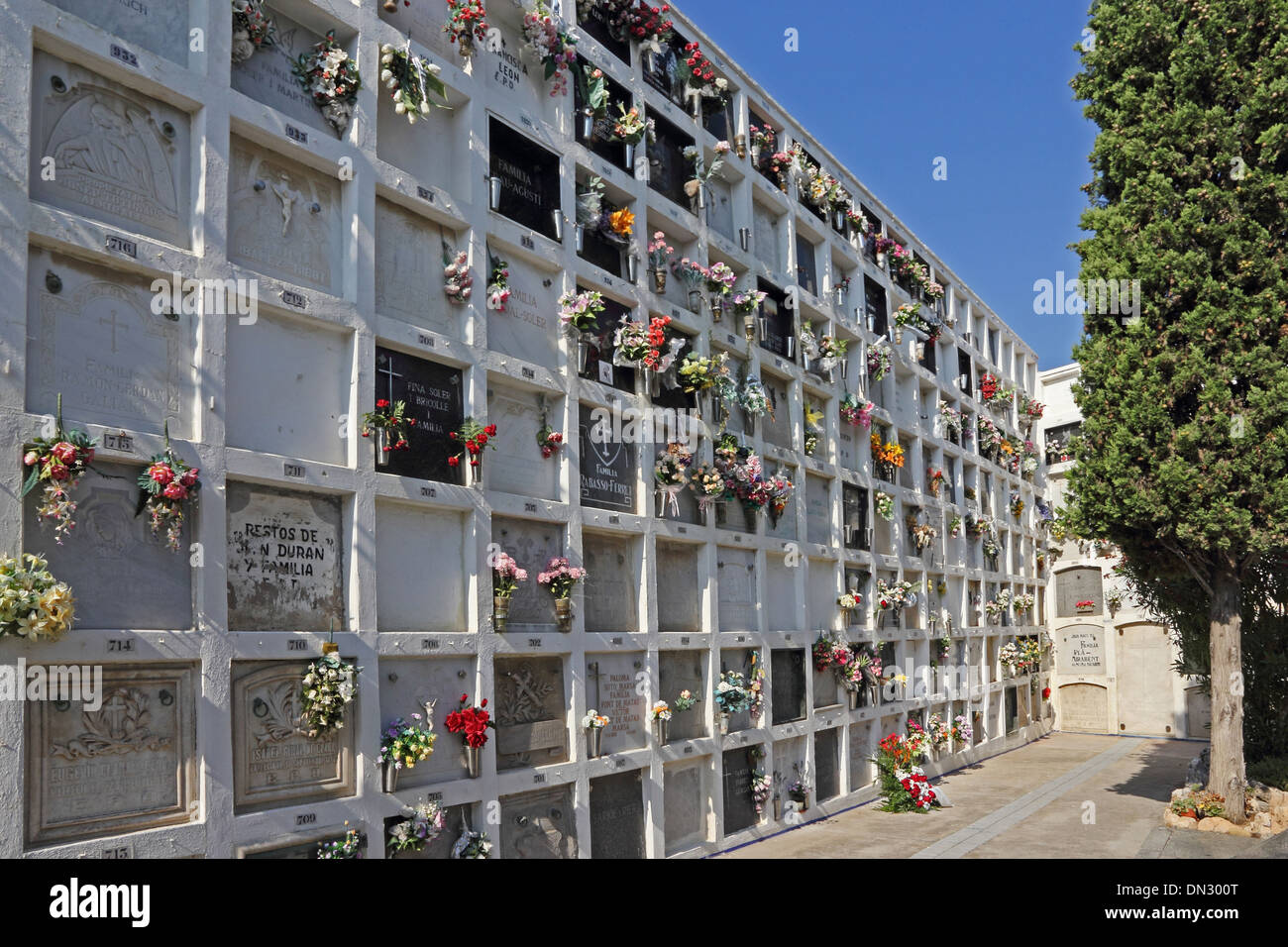 Tombes dans le cimetière de San Sebastia, Sitges, Catalogne, Espagne Banque D'Images