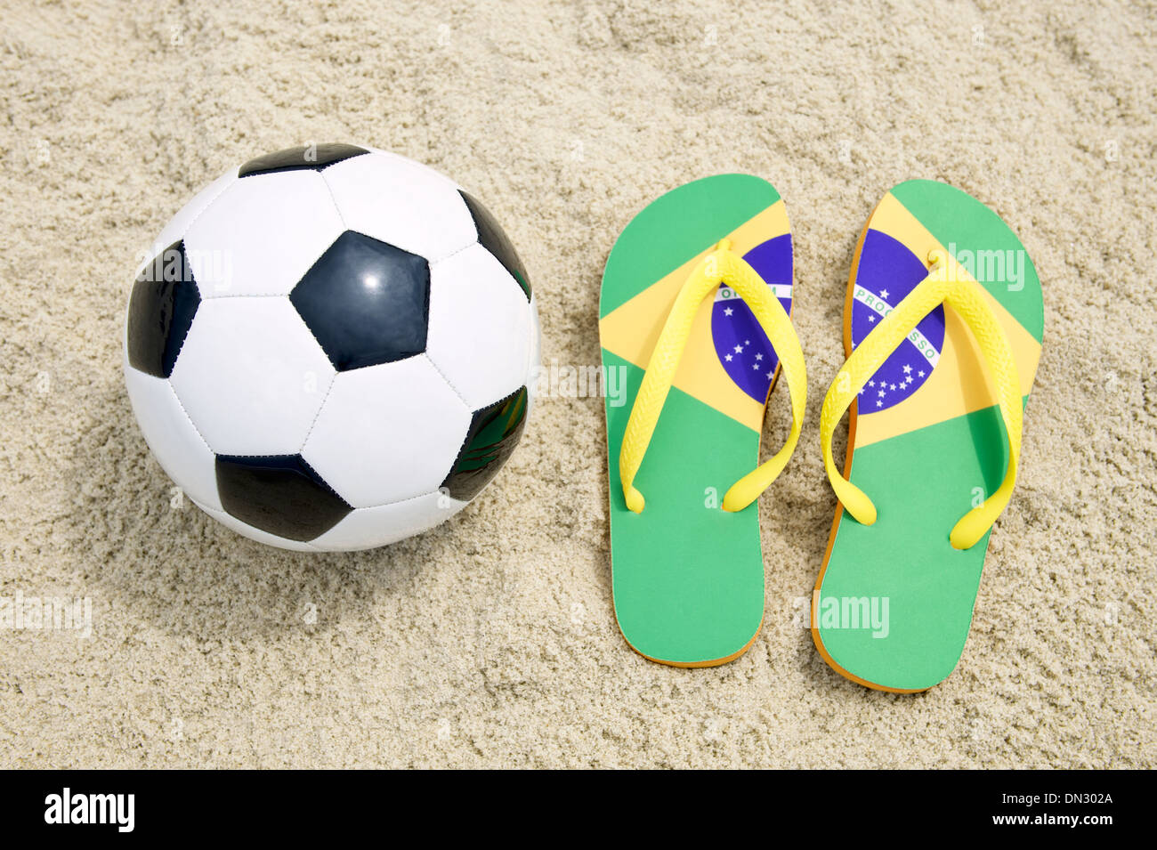 La culture brésilienne se résume en ballon de soccer le football et tongs sur le sable de plage Rio moelleux Banque D'Images