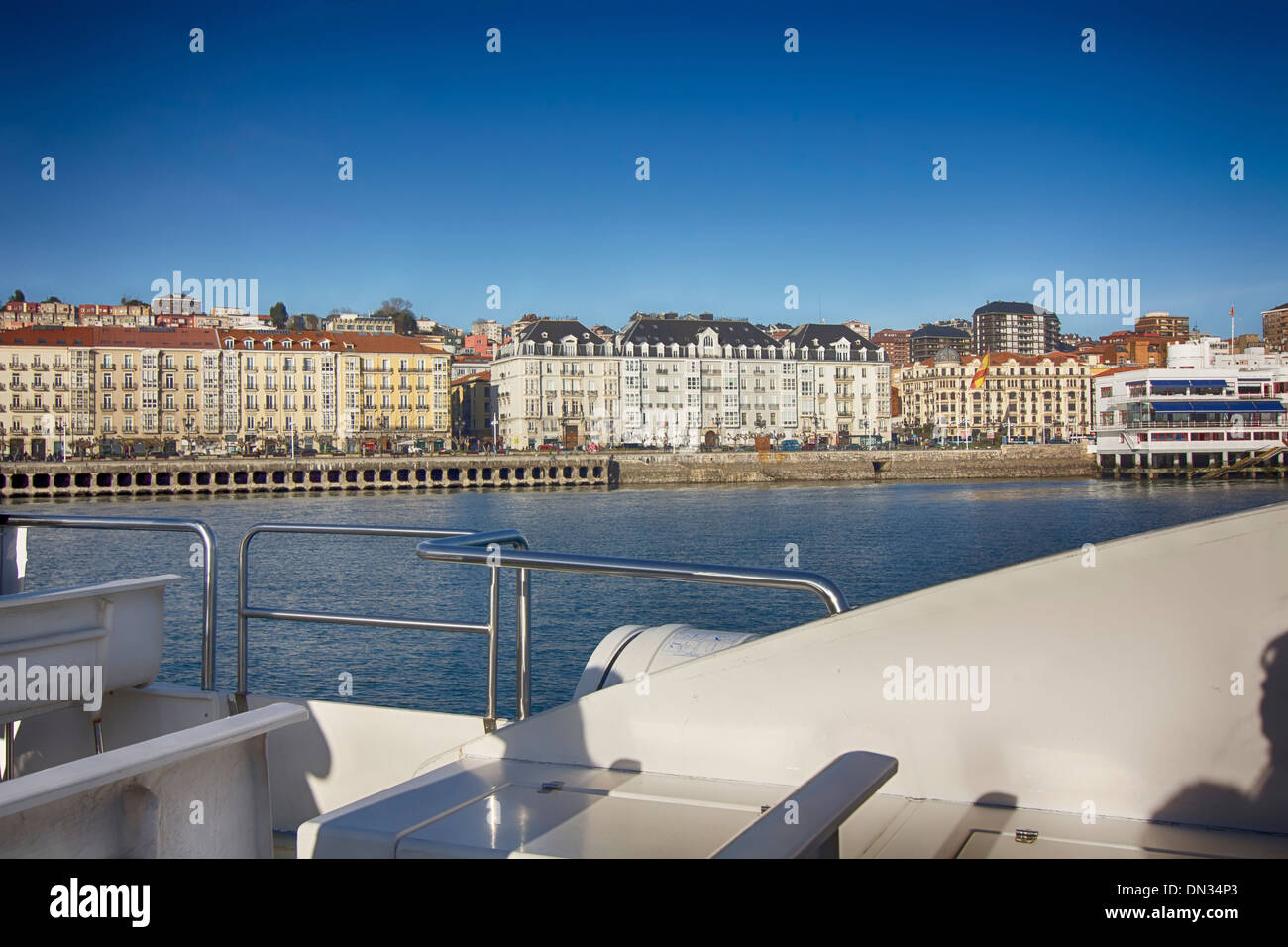 Yacht blanc moderne de la voile au large de la côte de Santander, Espagne Banque D'Images