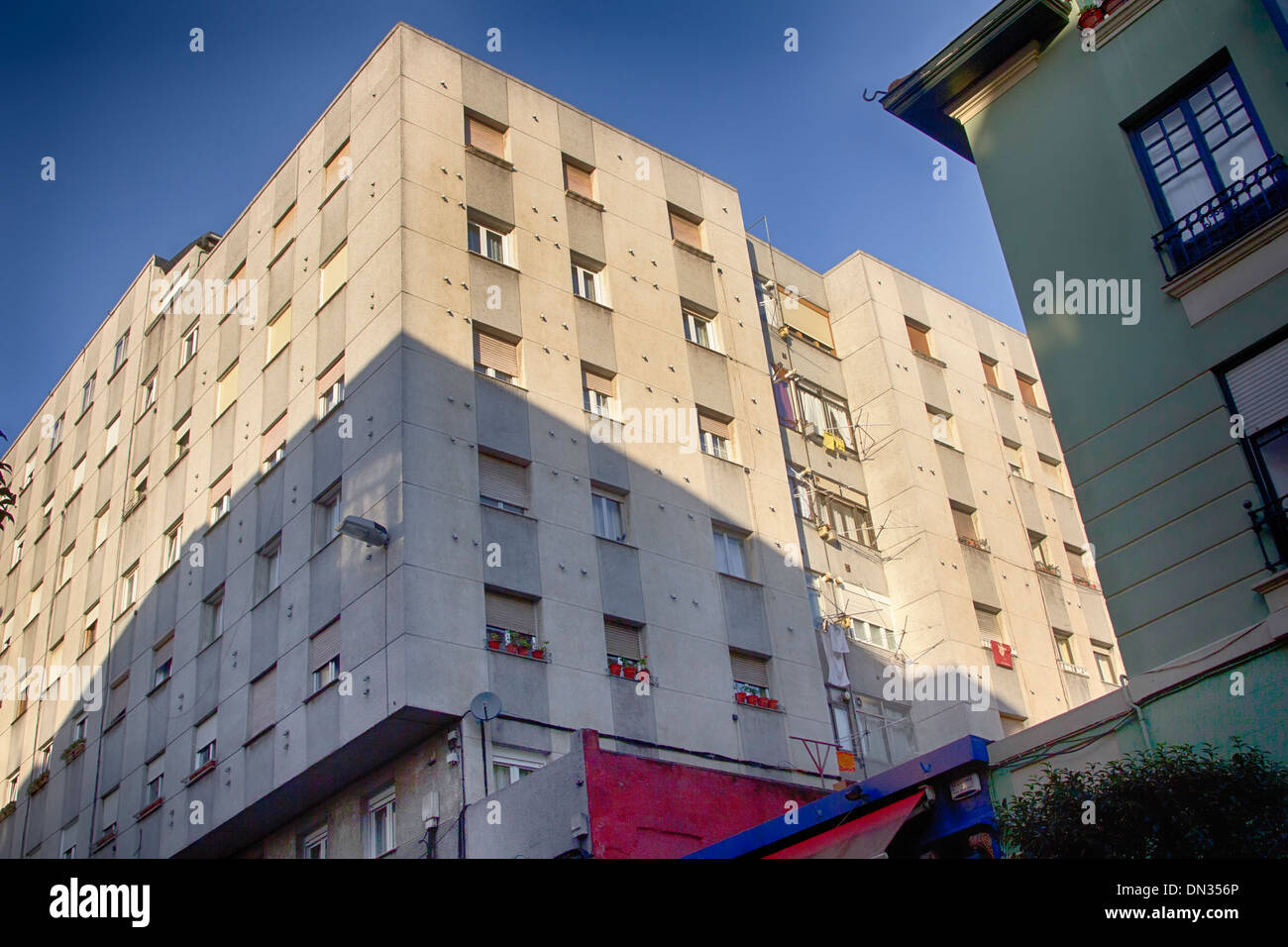 Grand bâtiment résidentiel de dormir avec l'architecture moderne Banque D'Images