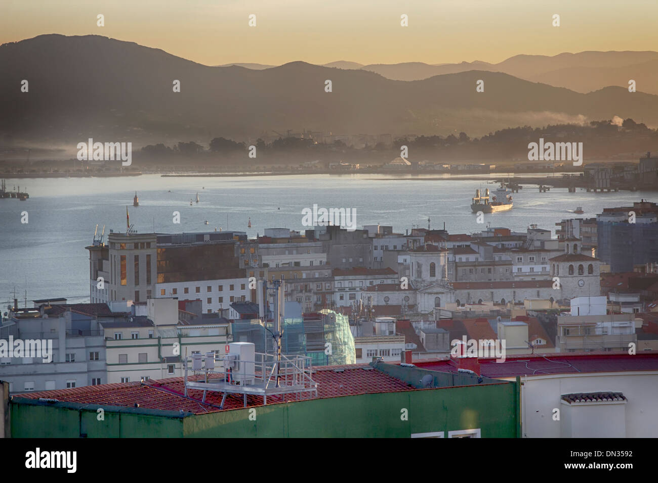 Vue générale à partir de jusqu'au crépuscule dans la ville de Santander, Espagne Banque D'Images