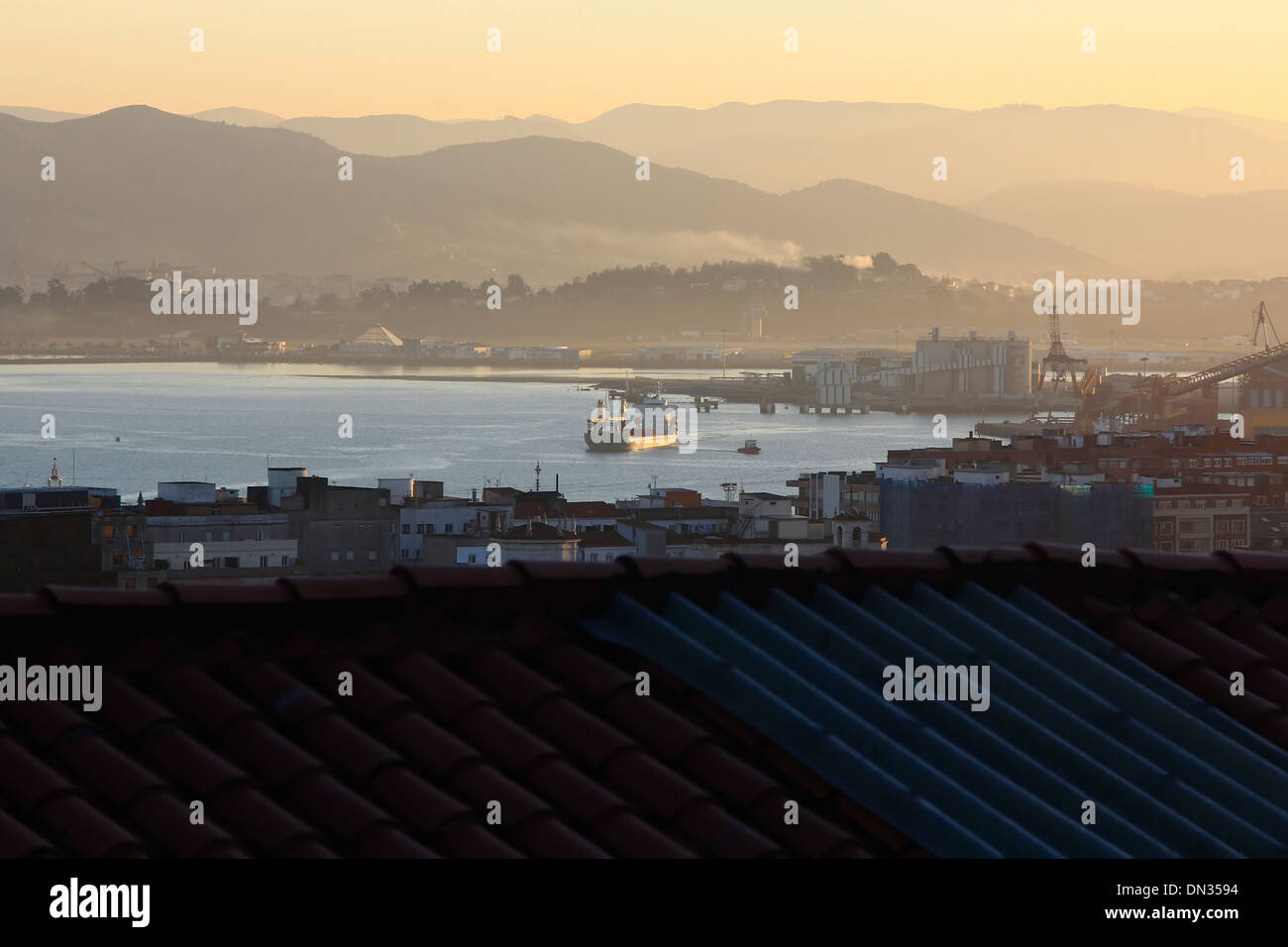 Vue générale à partir de jusqu'au crépuscule dans la ville de Santander, Espagne Banque D'Images