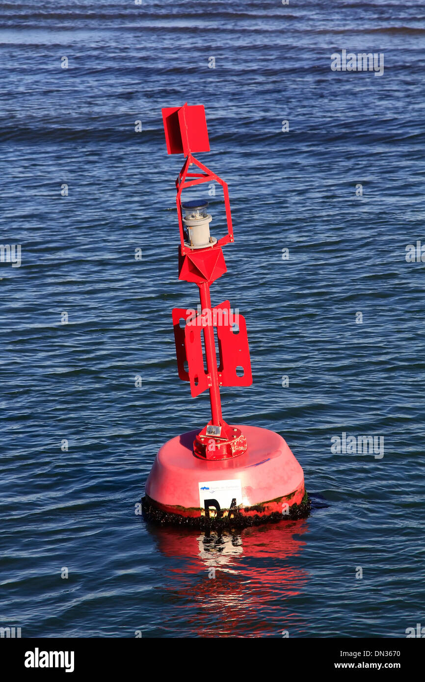 Une bouée marqueur dans un canal de navigation des bateaux de lutte contre le sida Banque D'Images