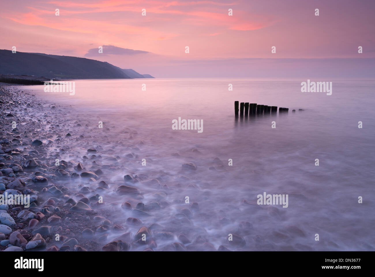 La marée haute à Bossington plage au coucher du soleil, Exmoor, Somerset, Angleterre. Banque D'Images