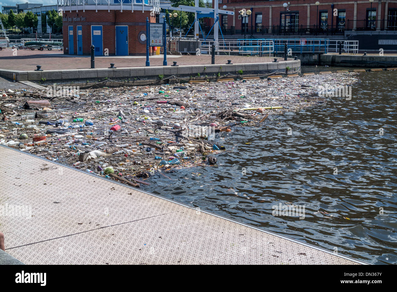 Déchets et débris flottant dans l'eau à Salford Quays, Banque D'Images