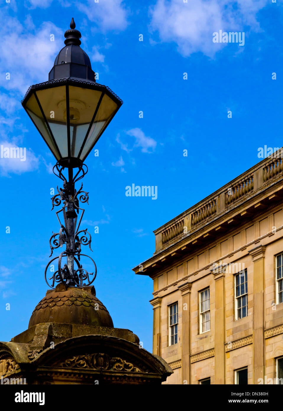 Lampe de rue traditionnels et des bâtiments en pierre dans le centre de Buxton, une ville thermale dans le Peak District en Angleterre UK Banque D'Images