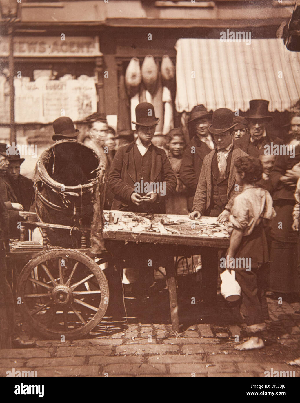 Photographie montrant 'poisson bon marché de St Giles' dans la vie de la rue à Londres réservez Banque D'Images